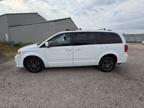 Used 2017 Dodge Grand Caravan SXT FWD image 2