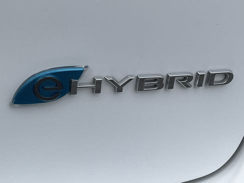 Used 2024 Chrysler Pacifica Select image 11