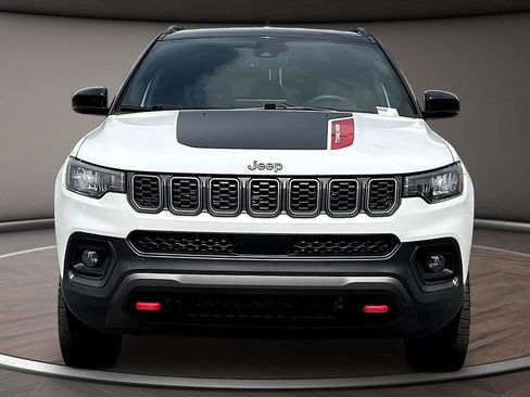 Used 2025 Jeep Compass Trailhawk AWD/4WD image 2