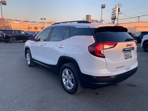 Used 2022 GMC Terrain SLE w/ Driver Convenience Package image 11