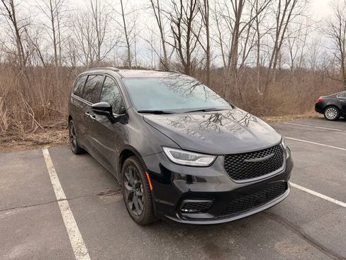 Used 2023 Chrysler Pacifica Limited w/ S Appearance Package image 3