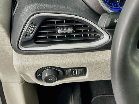Used 2024 Chrysler Pacifica Touring-L FWD image 17
