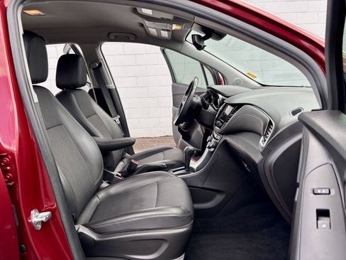 Used 2022 Chevrolet Trax LT w/ LT Convenience Package AWD/4WD image 7