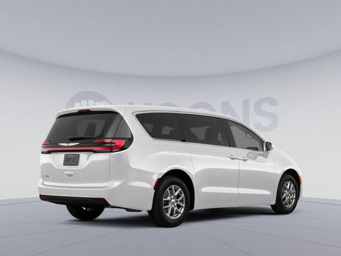 Used 2023 Chrysler Pacifica Touring-L FWD image 4