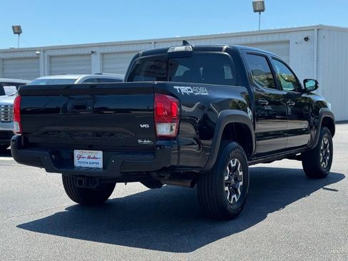 Used 2017 Toyota Tacoma TRD Off-Road AWD/4WD image 11