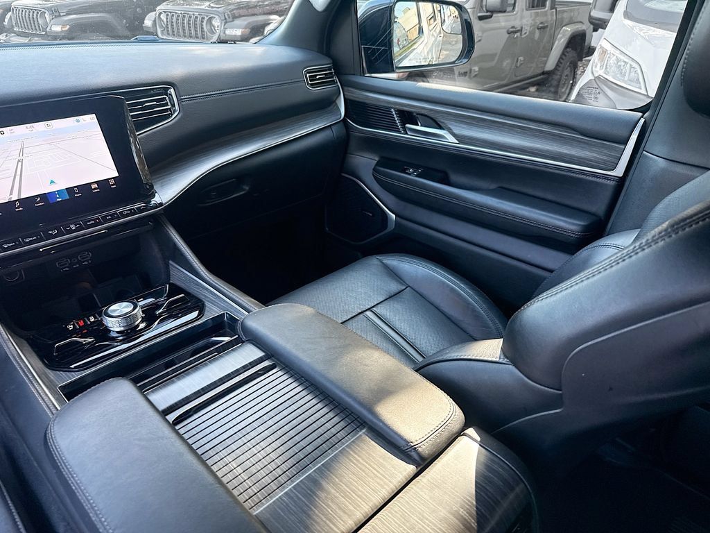 Used 2024 Jeep Wagoneer Series III AWD/4WD image 26
