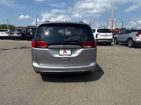 Used 2018 Chrysler Pacifica Touring-L w/ Advanced Safetytec Group FWD image 4