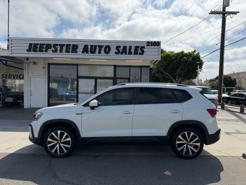 Used 2023 Volkswagen Taos SE FWD image 8