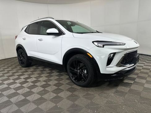 Used 2024 Buick Encore GX Sport Touring image 2