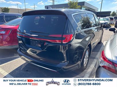 Used 2025 Chrysler Pacifica Select