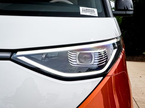 Used 2025 Volkswagen ID. Buzz 1st Edition RWD image 6