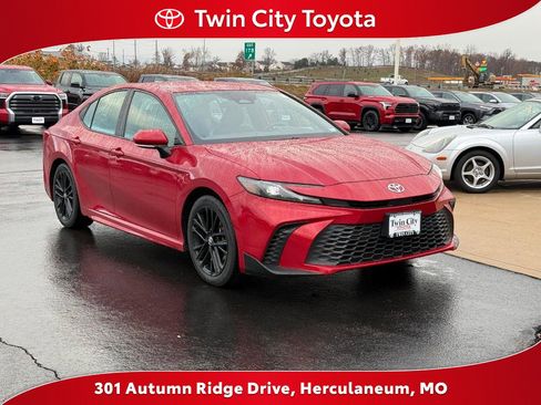 Certified 2025 Toyota Camry SE image 1