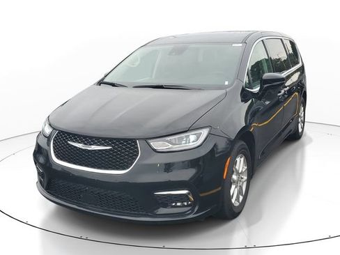 Used 2024 Chrysler Pacifica Touring-L FWD image 2