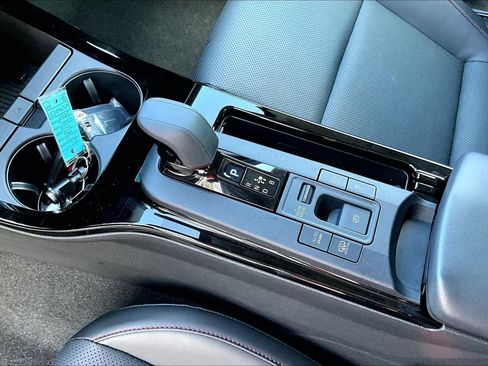 Used 2025 Toyota Prius Plug-In Hybrid image 14