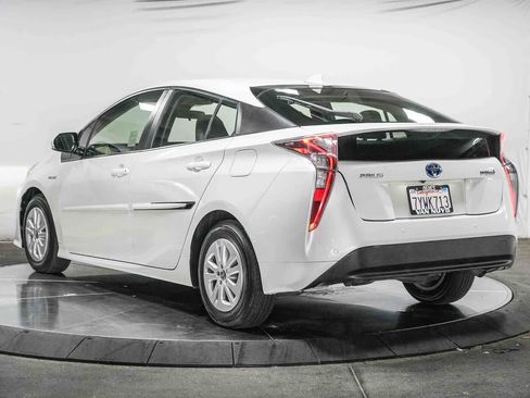 Certified 2017 Toyota Prius Two w/ Prius Two Safety Plus Package FWD image 5
