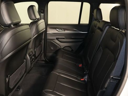 New 2025 Jeep Grand Cherokee Limited w/ Black Appearance Package AWD/4WD image 16