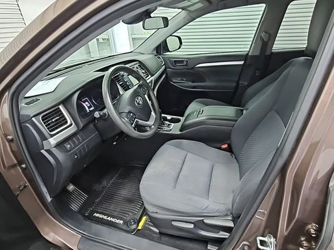 Used 2019 Toyota Highlander LE image 11