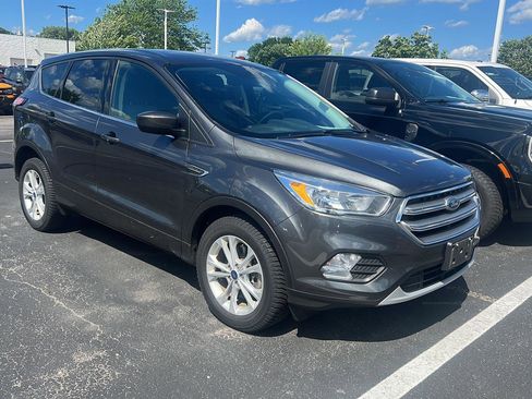 Used 2017 Ford Escape SE w/ SE Cold Weather Package AWD/4WD image 2