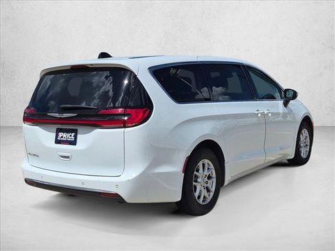 Used 2023 Chrysler Pacifica Touring-L FWD image 5