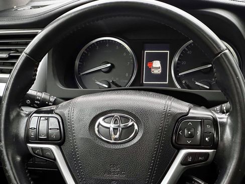 Used 2018 Toyota Highlander XLE AWD/4WD image 21