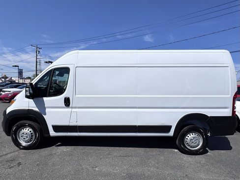 Used 2025 RAM ProMaster 2500 w/ Convenience Group image 4