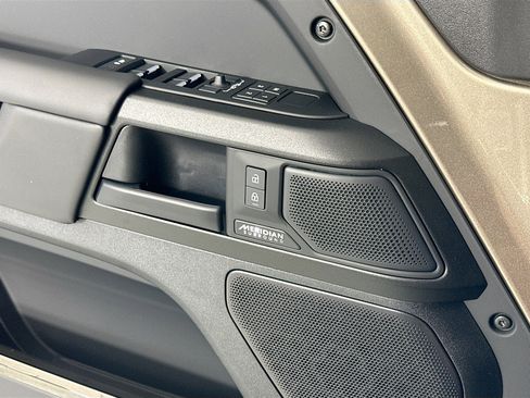 Used 2025 Land Rover Defender 110 image 17