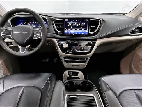 Used 2024 Chrysler Pacifica Limited FWD image 17