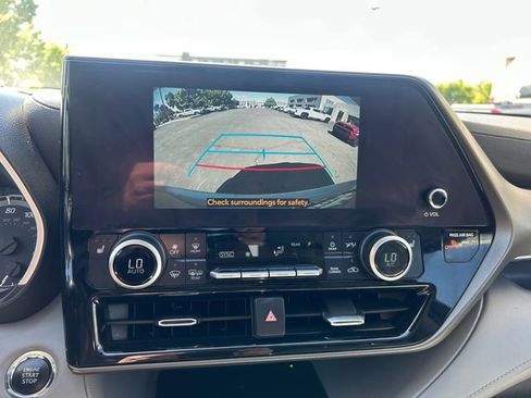 Used 2023 Toyota Highlander XLE AWD/4WD image 22
