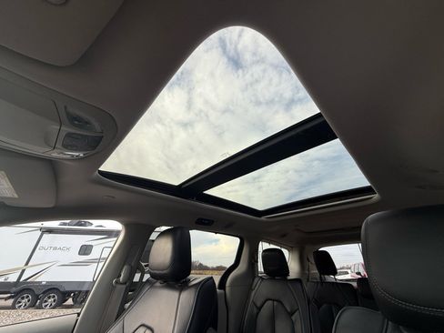 Used 2017 Chrysler Pacifica Limited image 28