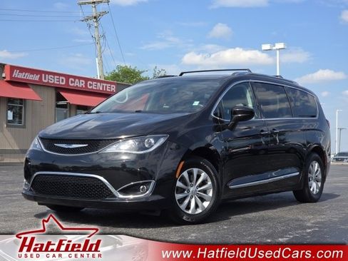 Used 2019 Chrysler Pacifica Touring-L FWD image 1