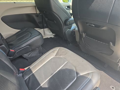 Used 2021 Chrysler Pacifica Touring-L FWD image 11