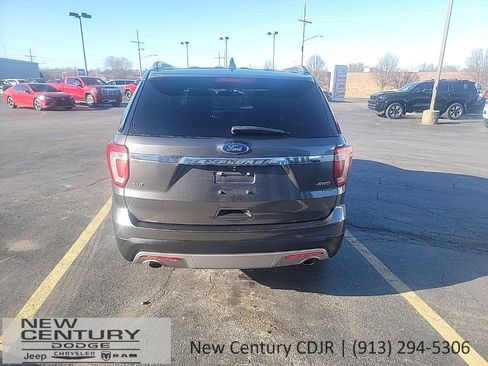 Used 2017 Ford Explorer XLT image 4
