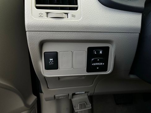 Used 2013 Toyota Corolla LE image 19