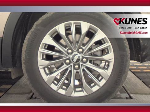 Used 2025 Cadillac XT4 Premium Luxury image 12