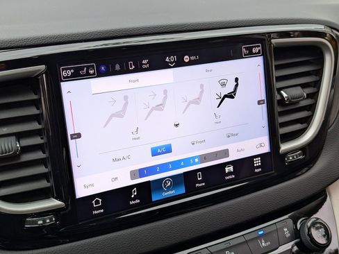 Used 2024 Chrysler Pacifica Touring-L image 19