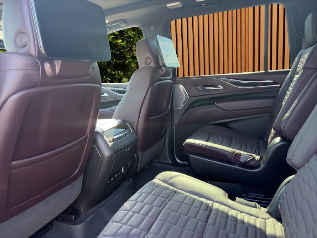 Used 2024 Cadillac Escalade ESV V w/ LPO, ONYX Package AWD/4WD image 18