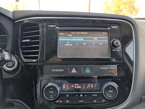 Used 2015 Mitsubishi Outlander SE image 16