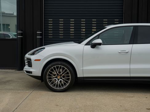 Certified 2022 Porsche Cayenne Platinum Edition image 11