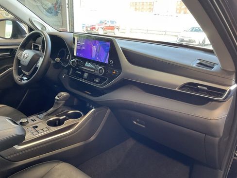 Used 2024 Toyota Highlander Platinum image 18