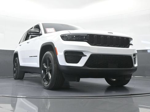 Used 2024 Jeep Grand Cherokee Altitude RWD image 61