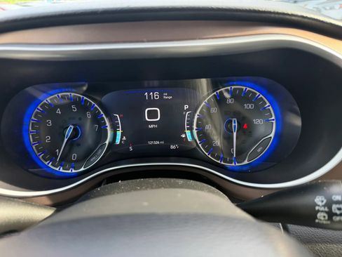 Used 2017 Chrysler Pacifica Touring-L Plus w/ Tire & Wheel Group FWD image 24