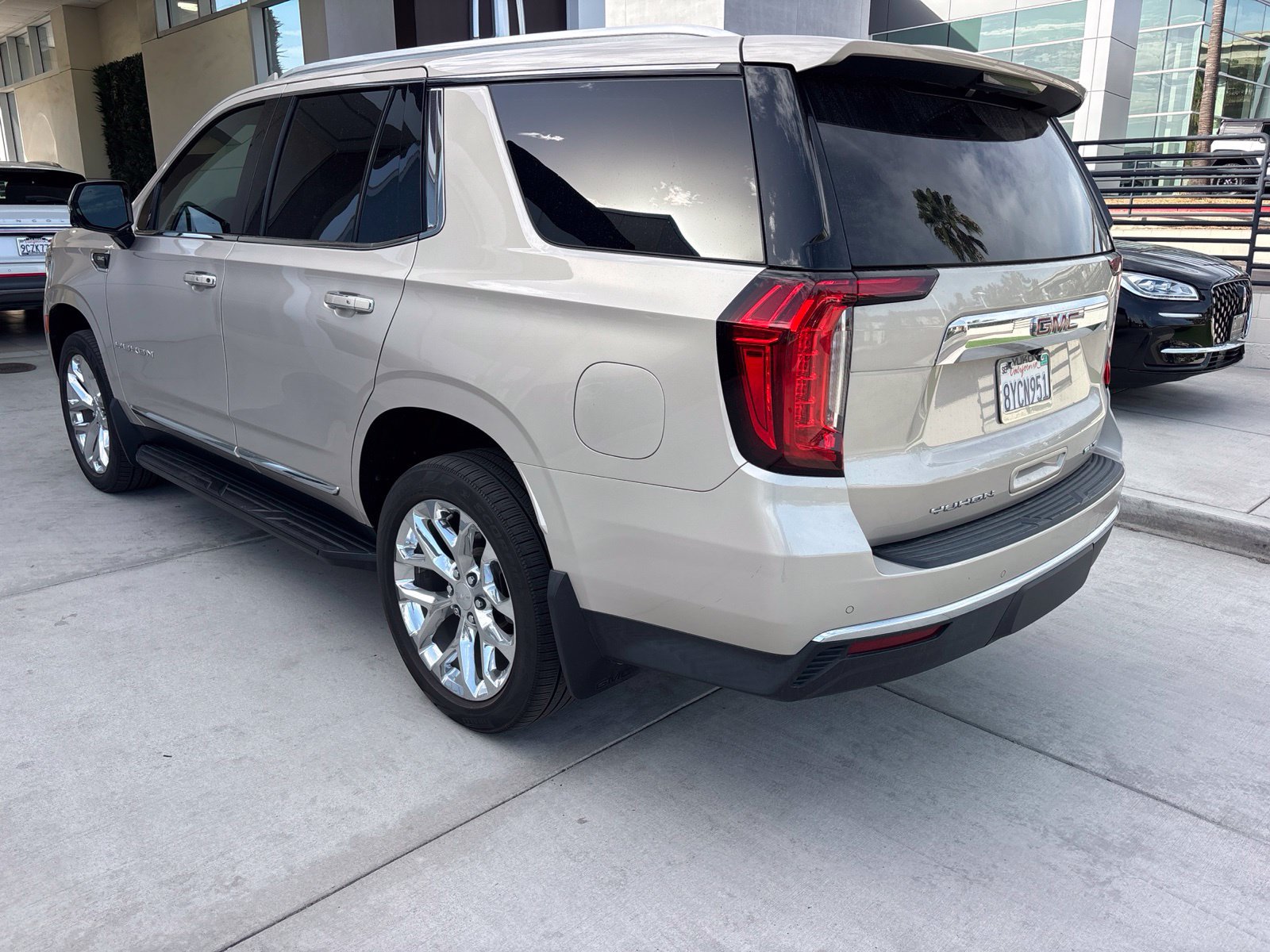 Used 2021 GMC Yukon SLT w/ Rear Media and Nav Package AWD/4WD image 3