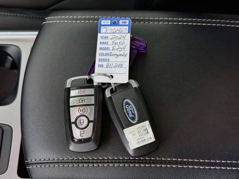 Used 2024 Ford Edge Titanium AWD/4WD image 4