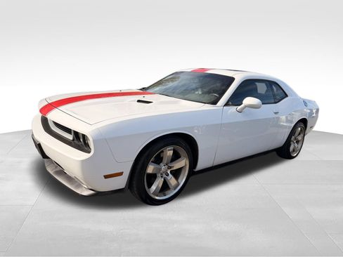 Used 2014 Dodge Challenger SXT RWD image 2