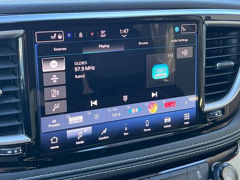 Used 2024 Chrysler Pacifica Select image 19