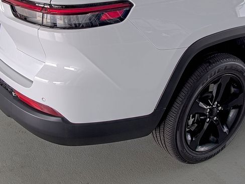 Used 2025 Jeep Grand Cherokee L Laredo image 13