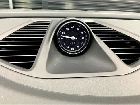 Certified 2025 Porsche Macan Electric image 30