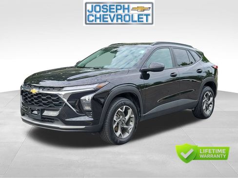 Used 2025 Chevrolet Trax LT FWD image 2