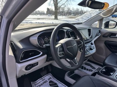Used 2024 Chrysler Pacifica Touring-L image 17