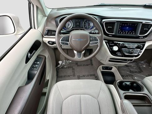 Used 2020 Chrysler Pacifica Touring image 20